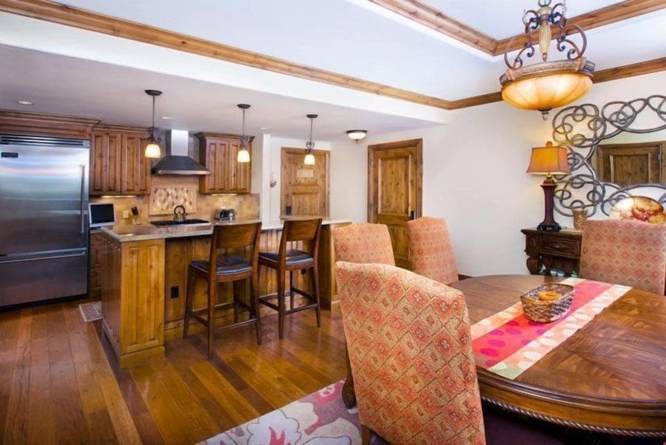 Prepare meals in the fully equipped kitchen and enjoy them together at the dining table.