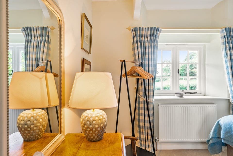 Crumpet Cottage, Chebbard: The twin bedroom with view of the front garden