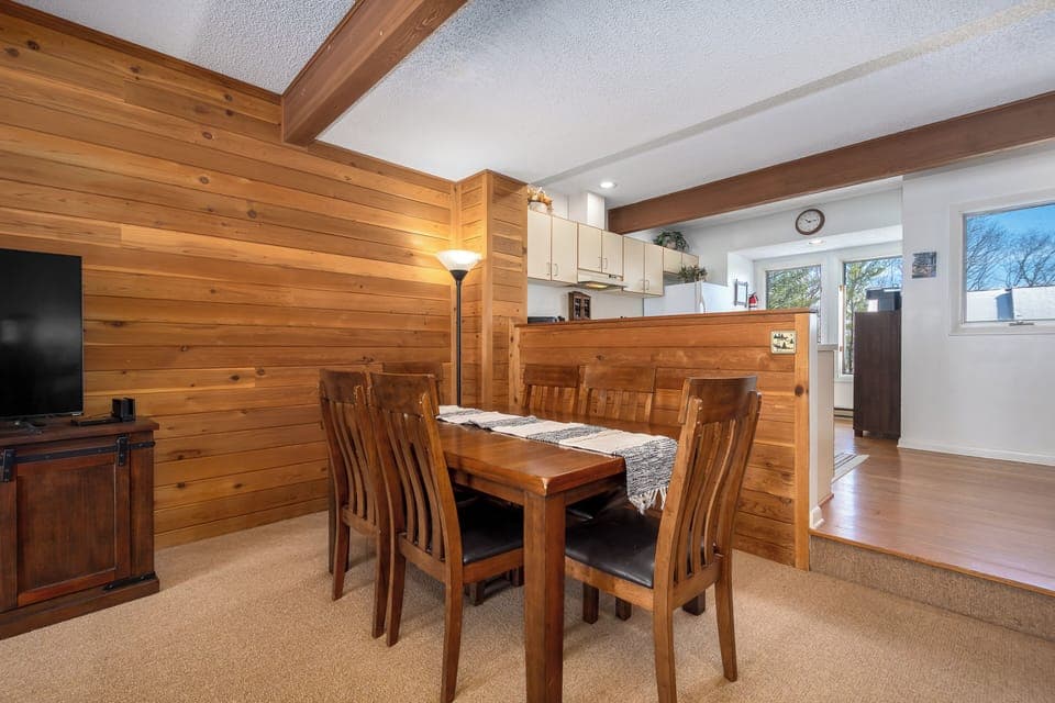 Dining Area w. Seating for 6