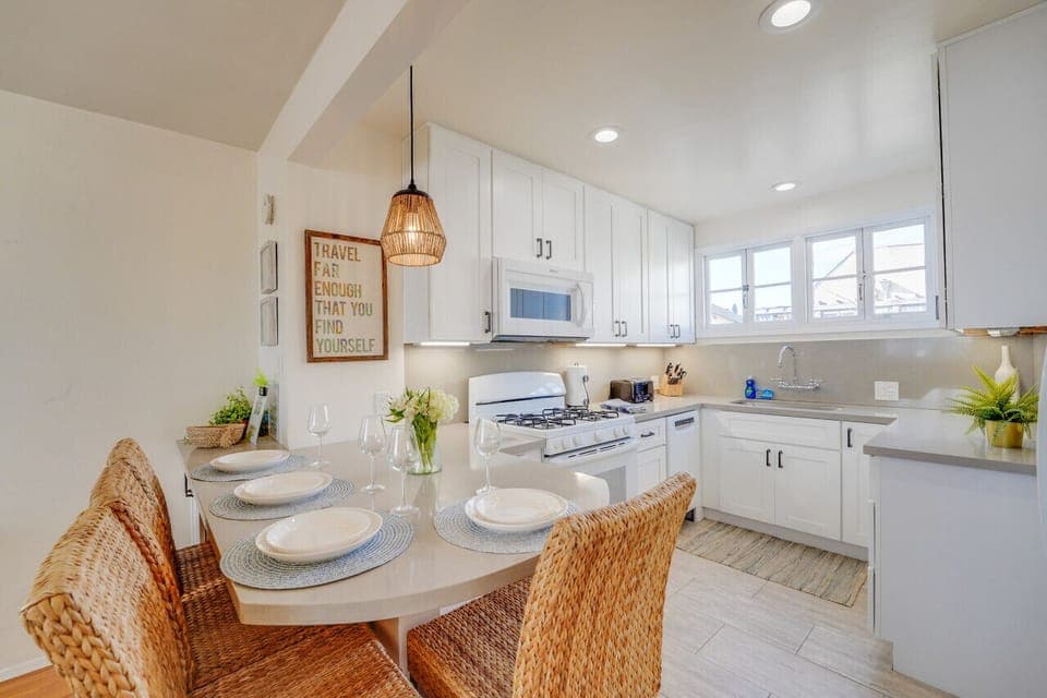 Welcome to Driftwood Getaway! Refinished kitchen with counter top seating!