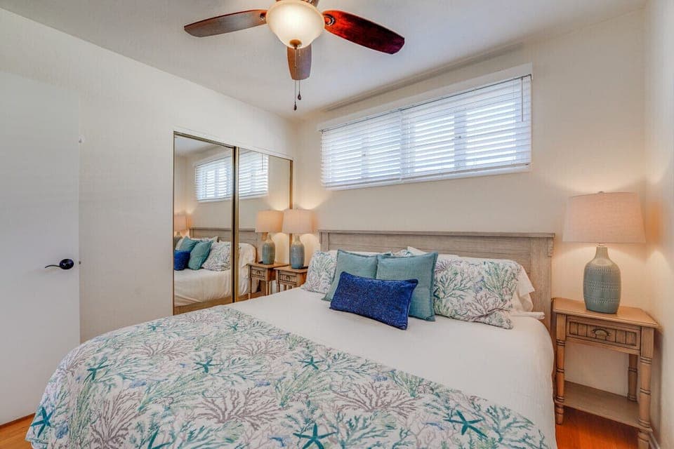 King room with Smart Samsung TV and ceiling fan