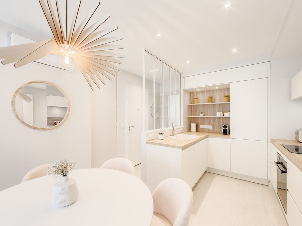 Vue de la cuisine et de la table à manger