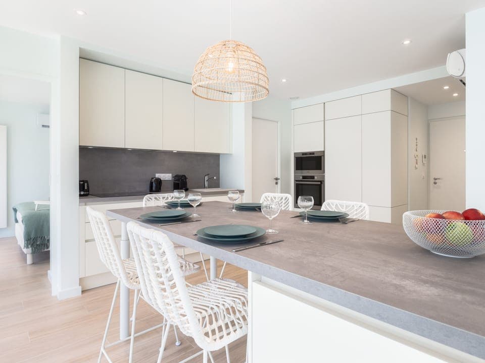 Vue de la cuisine et de la table à manger