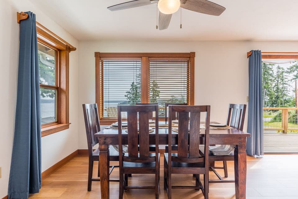 Dining table seats 6.