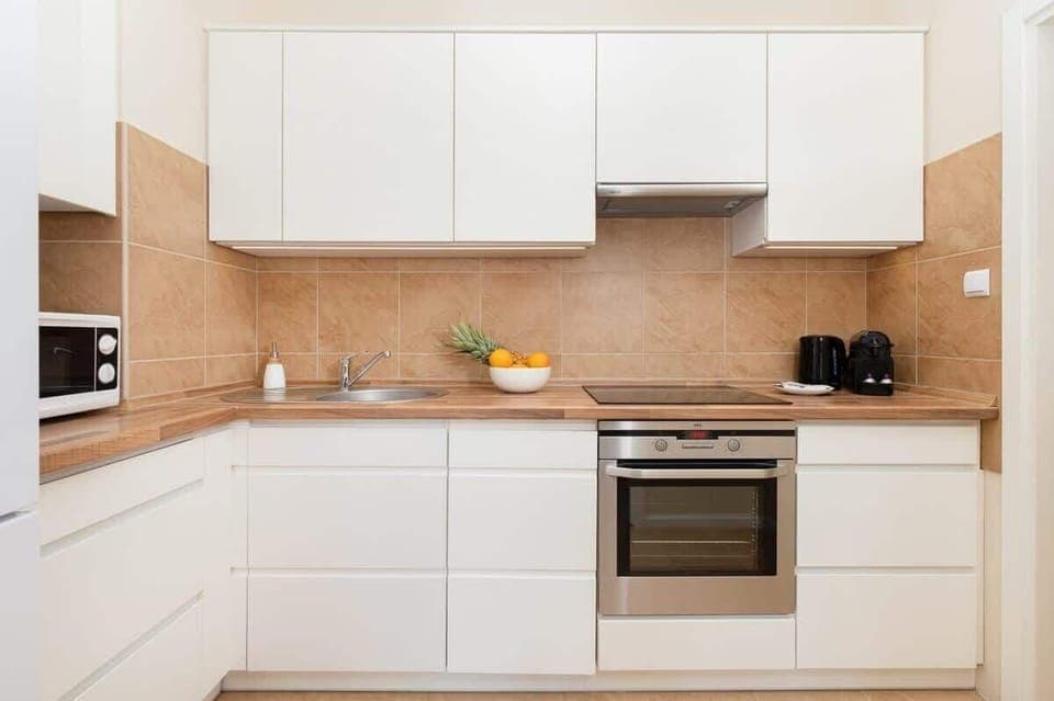 Kitchenette with oven and refrigerator