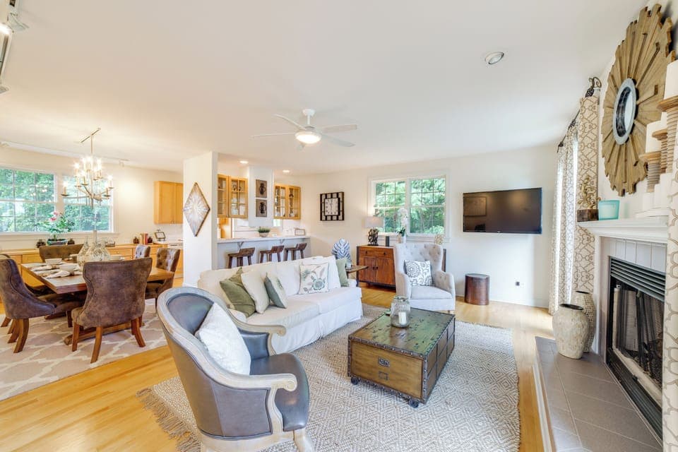 Living Room | Smart TV | Fireplace | Free WiFi | Central A/C