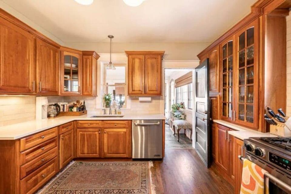 Kitchen features Gas Cooktop, Oven, Dishwasher, Refrigerator/Freezer &
Microwave