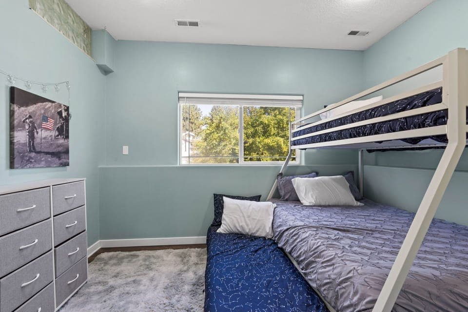 Downstairs Bedroom
2 Twin 
1 Double