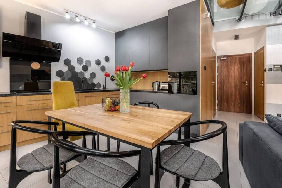 A spacious kitchen, perfect for shared meals. A prime location by the Baltic Sea, close to the beach and forests.