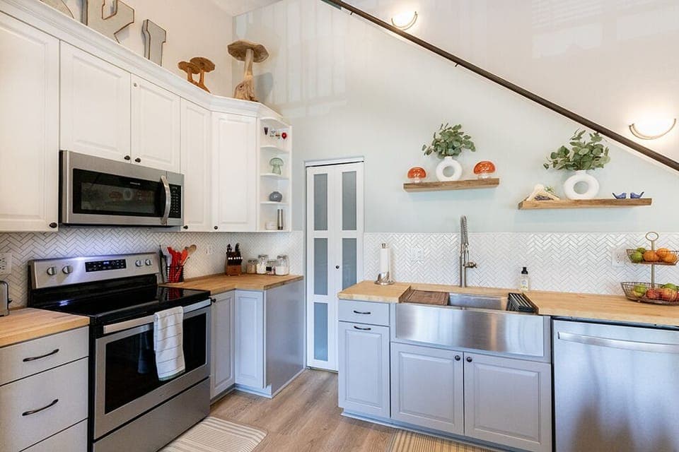 Fully stocked kitchen!