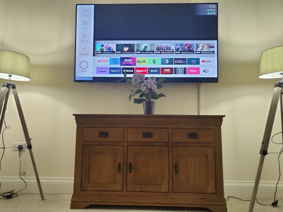 Lounge - 70" Smart TV