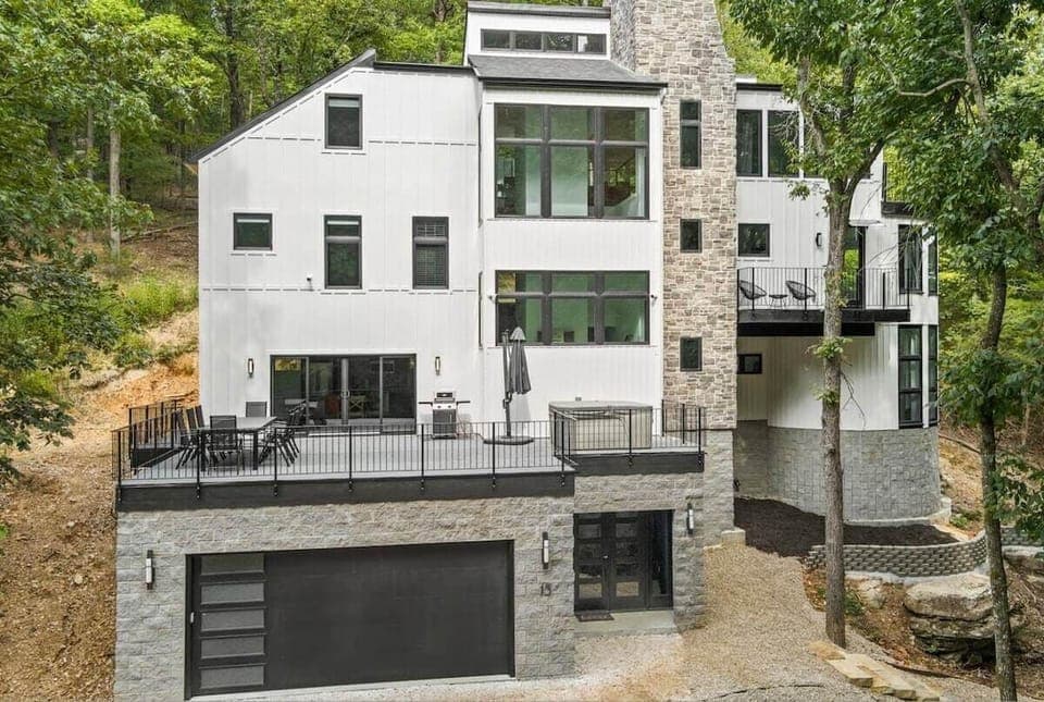 Rocky Summit is your ideal destination for a relaxing and convenient escape, where you can enjoy the natural beauty of Beaver Lake.