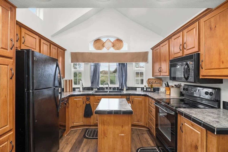 Fully equipped kitchen.