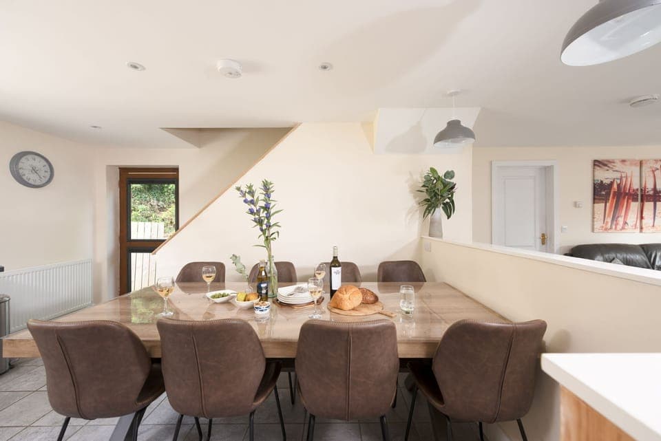 Large family table for dining - Robins Rest