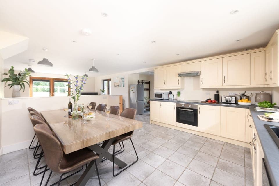 Spacious full kitchen, with dining table for 8 - Robins Rest