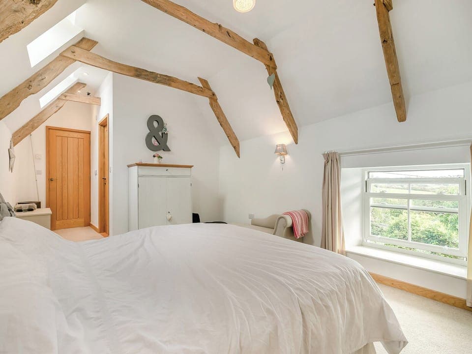 Bedroom 1, king size with en-suite | Myrtle Cottage, St Just-in-Roseland, near St Mawes