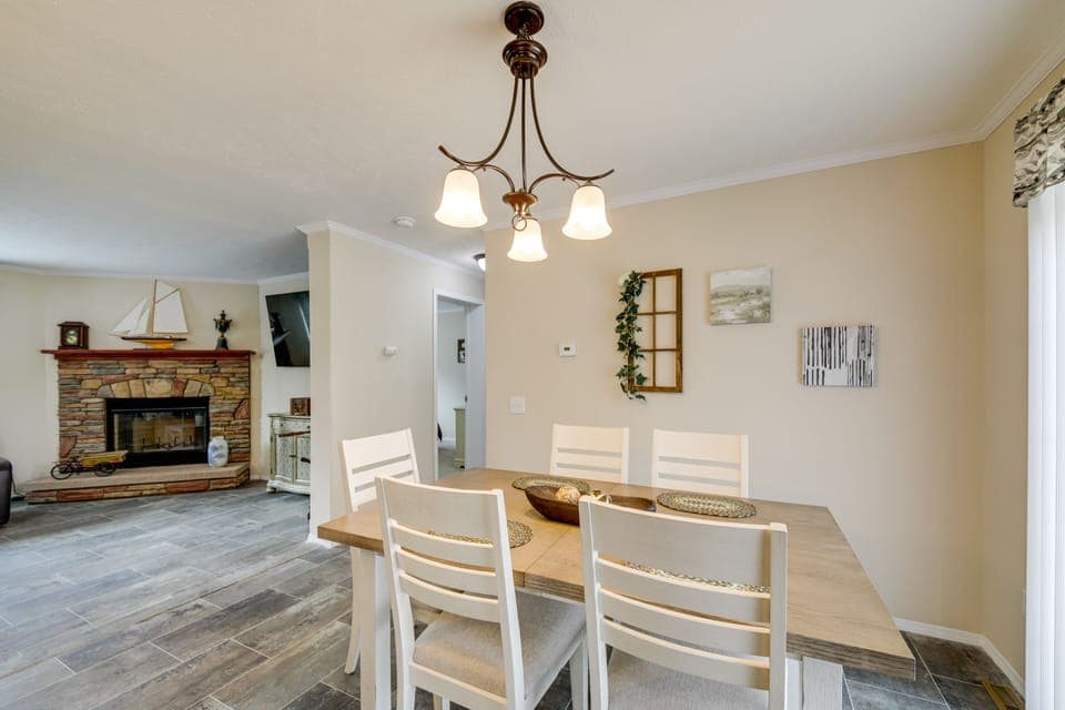 Dining Area | Dishware & Flatware Provided