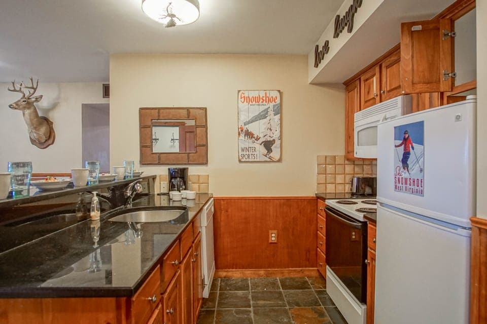 There is a full kitchen in this unit.