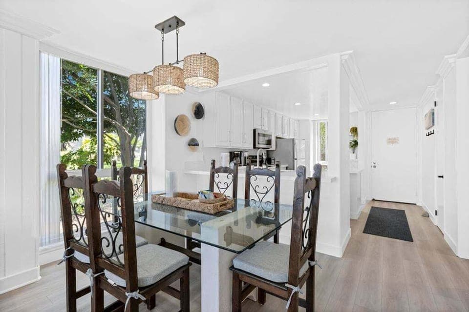 Enjoy a family dinner all together in the glass dining table, enough seating for 6