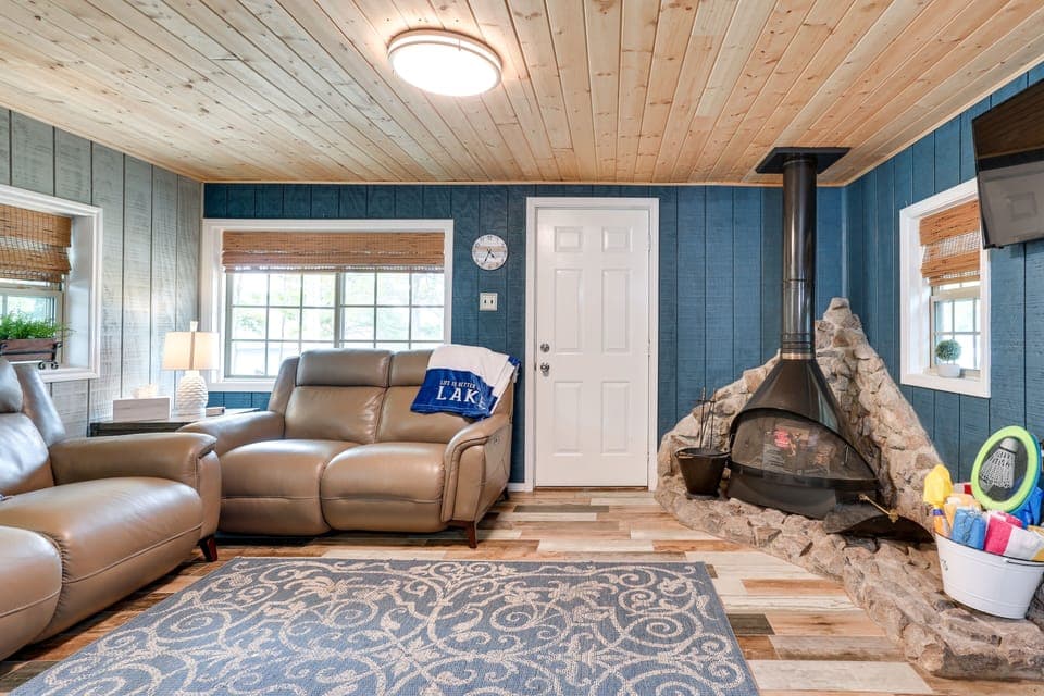 Kingston Vacation Rental | 3BR | 1.5BA | 900 Sq Ft | Step Required