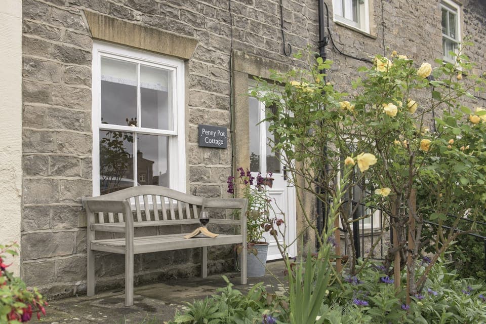 Penny Pot Cottage, Middleham: Main entrance and the perfect spot for morning coffee whilst watching the world go by