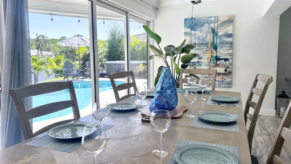 Holiday gatherings could not be any better.  Seating for 10.