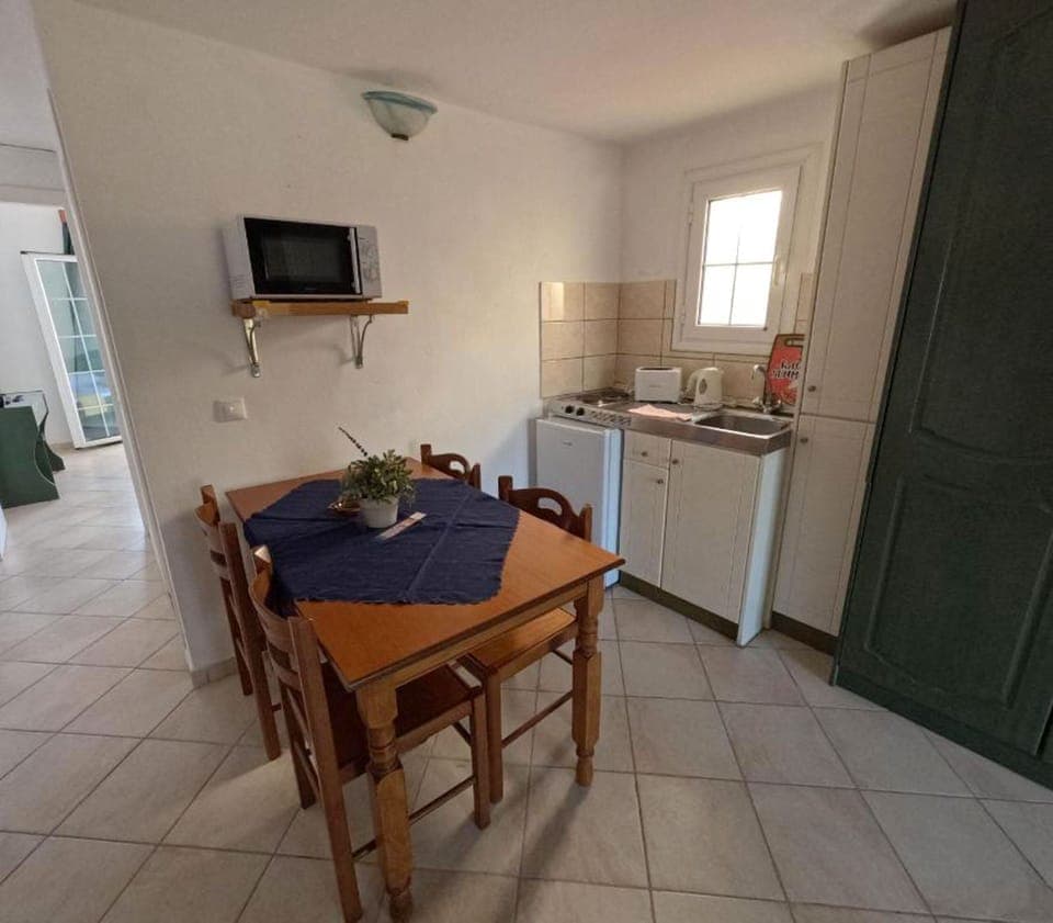 Dining table  and fully equipped kitchenette