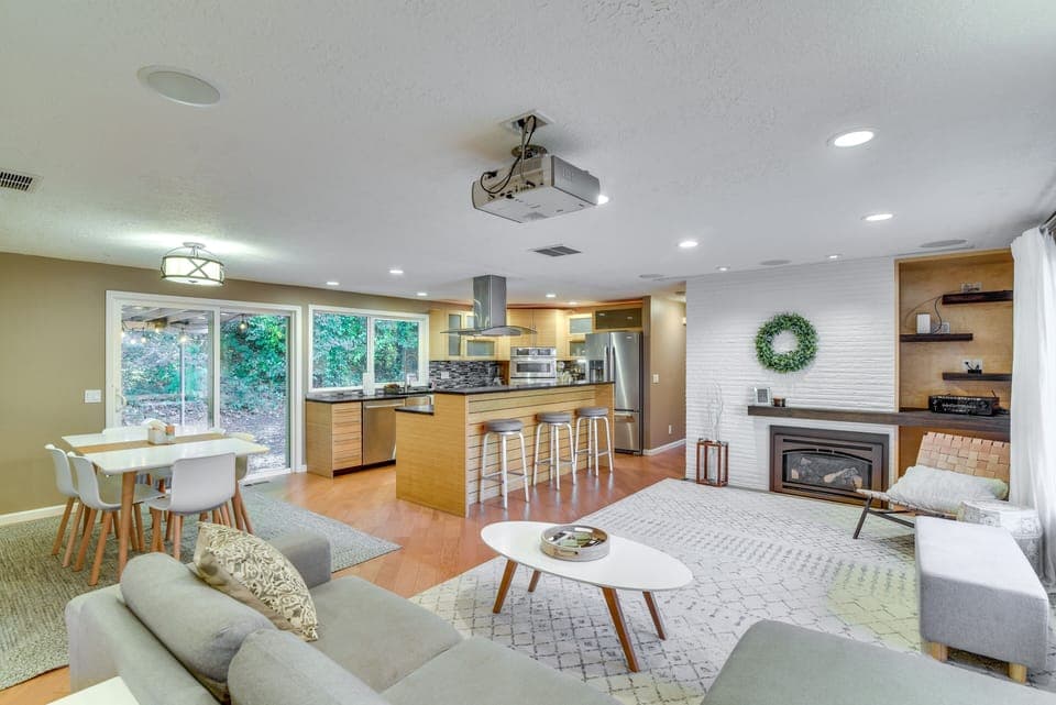 Lake Oswego Vacation Rental | 3BR | 2BA | 1,700 Sq Ft | 5 Steps Required