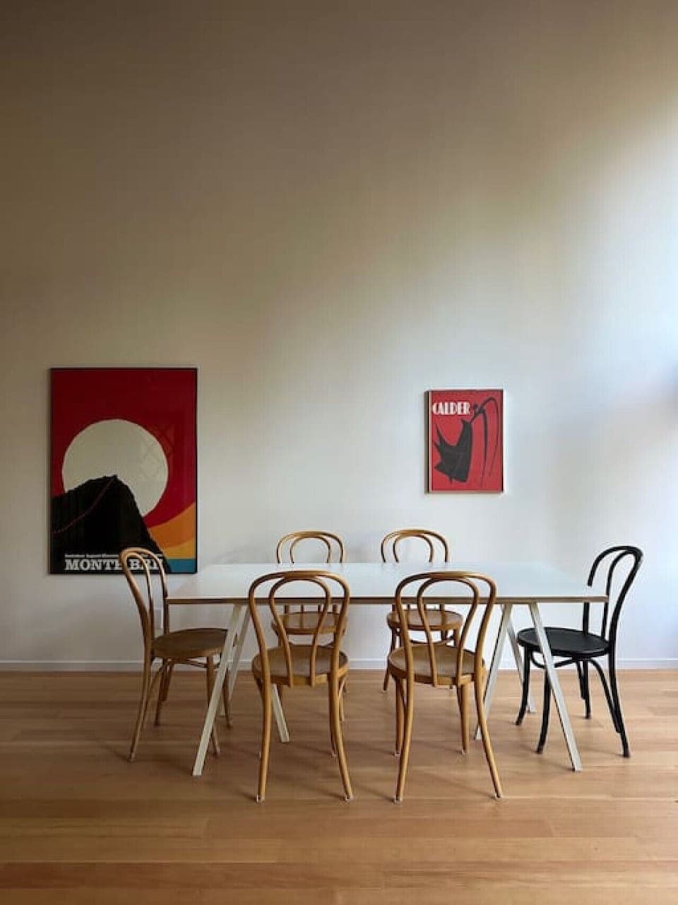 Dining table for 6 in main living room area (note additional table seating in kitchen)
