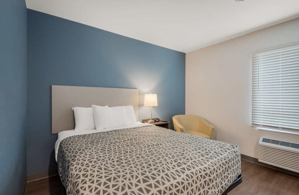 Unit with 1 Queen size bed. Exact unit will be assigned upon arrival. Views, colors and decor may vary.