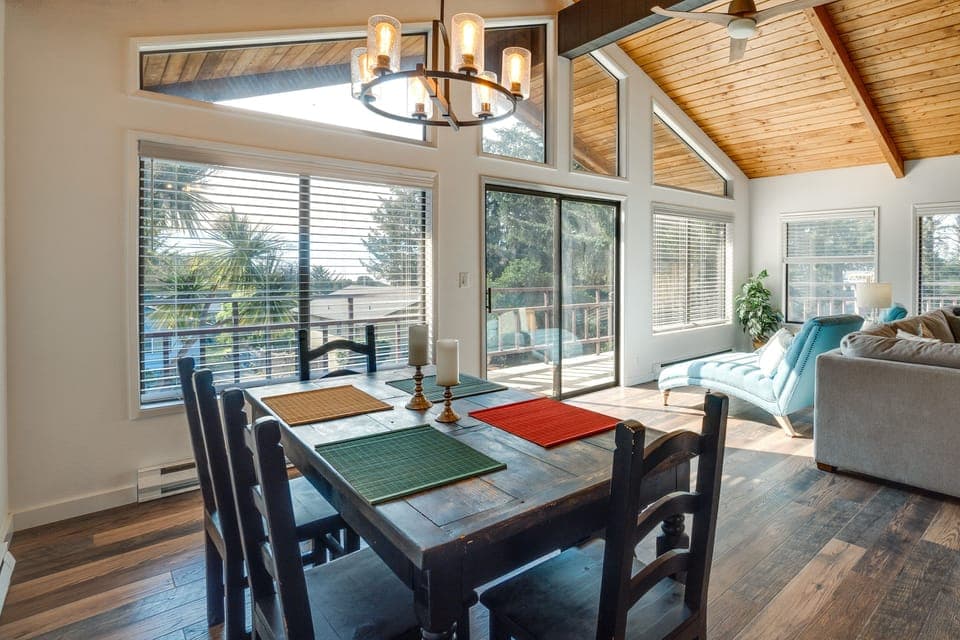 Dining Area | Dishware & Flatware Provided