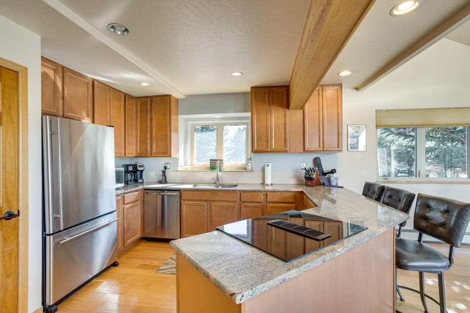 Kitchen | Stainless Steel Appliances w/ Dishwasher | Free WiFi