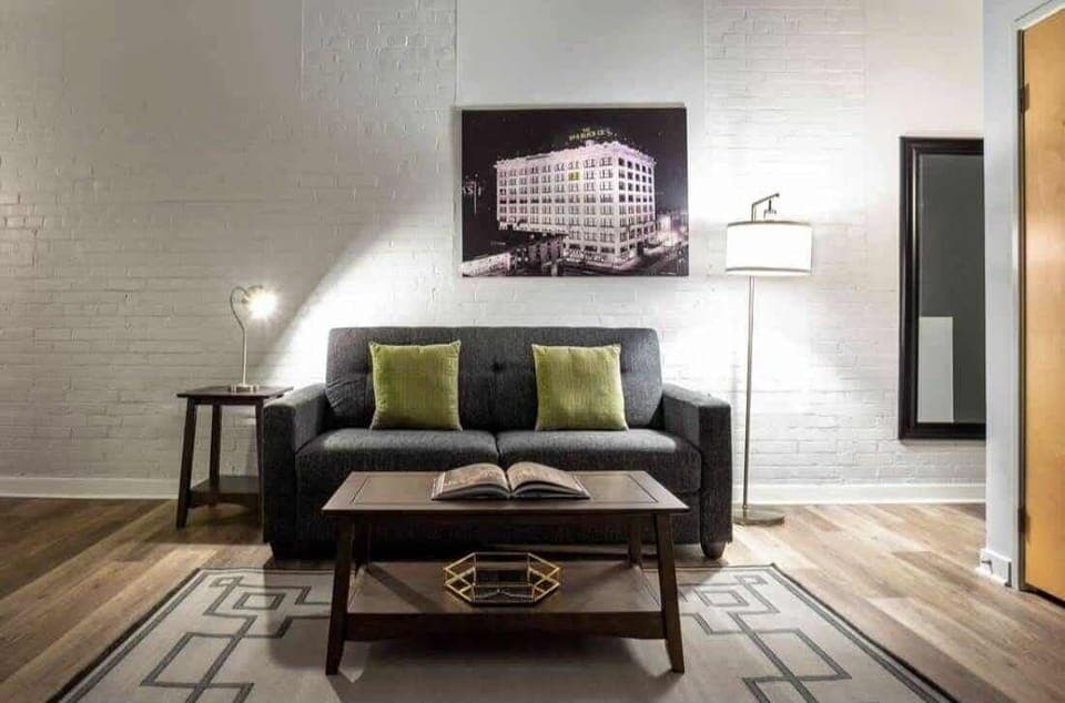 TWO CozySuites 4BR King Apt with Skybridge Access