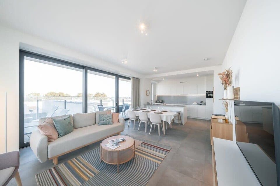 Bright livingarea with diningroom