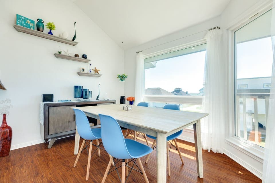 Enjoy peek-a-boo 3rd row views from the dining area