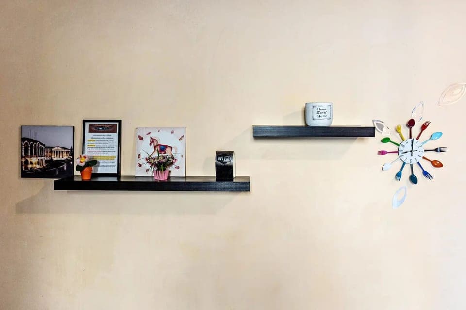 19 soggiorno mensole