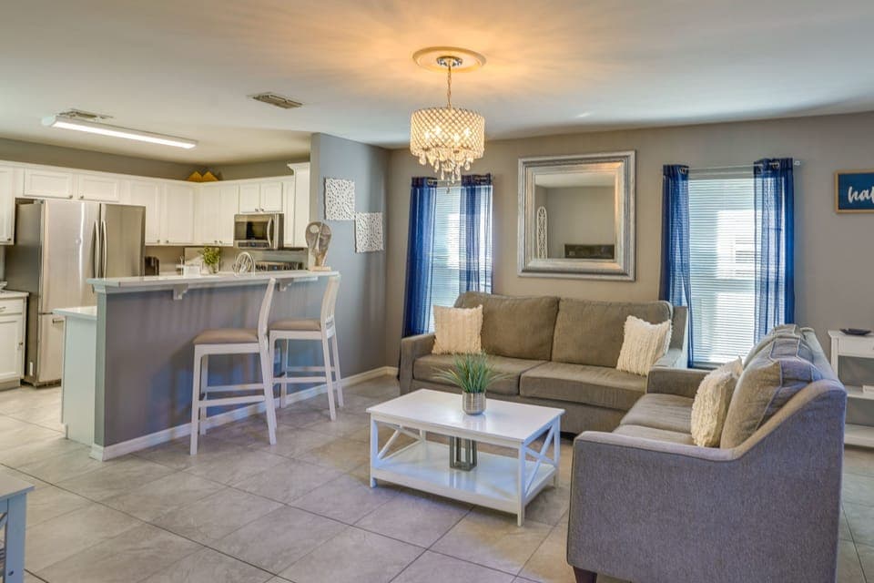 Living Room | Free WiFi | Central A/C | Smart TV