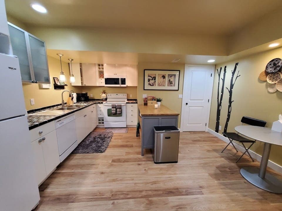 Full Kitchen - with breakfast counter 