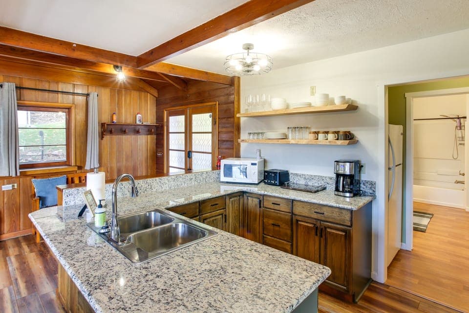 Kitchen | Cooking Basics | Coffee Maker | Paper Towels/Trash Bags Provided