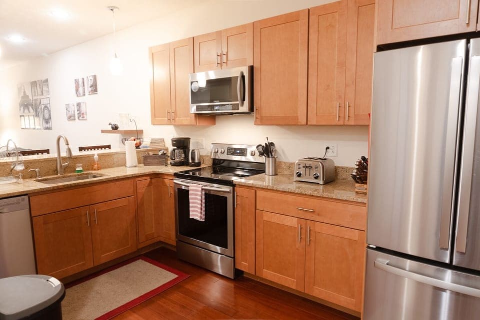 Kitchen - refrigerator has ice maker in the freezer and water in the fridge