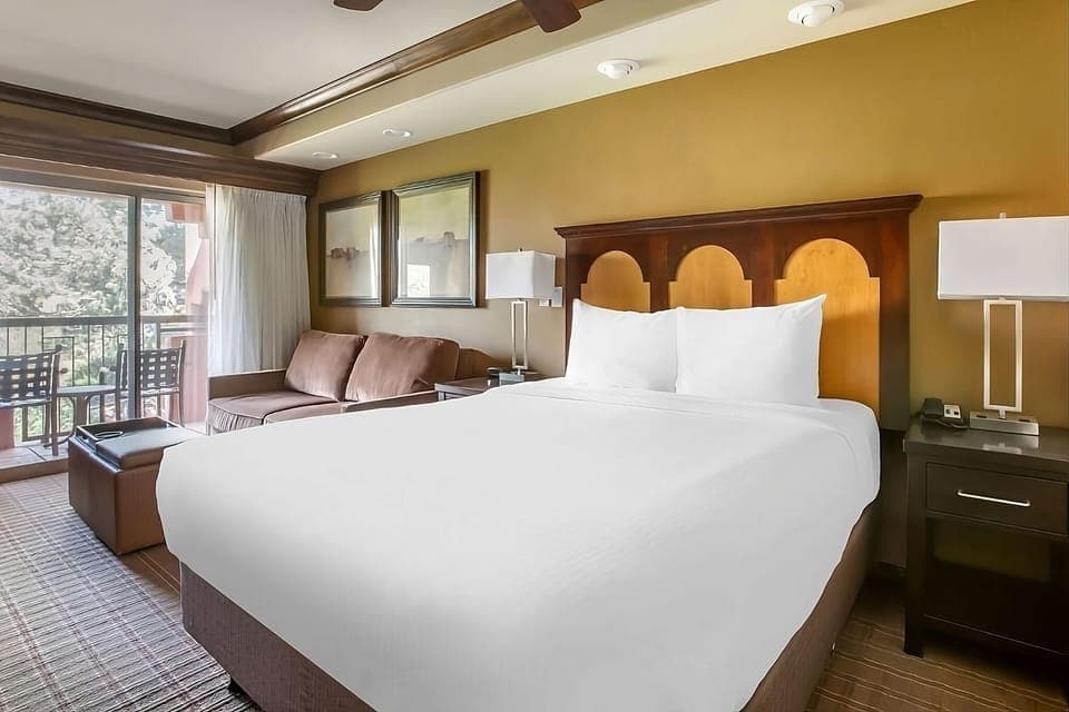 Unit with 1 King size bed. Exact unit will be assigned upon arrival. Views, colors and decor may vary.