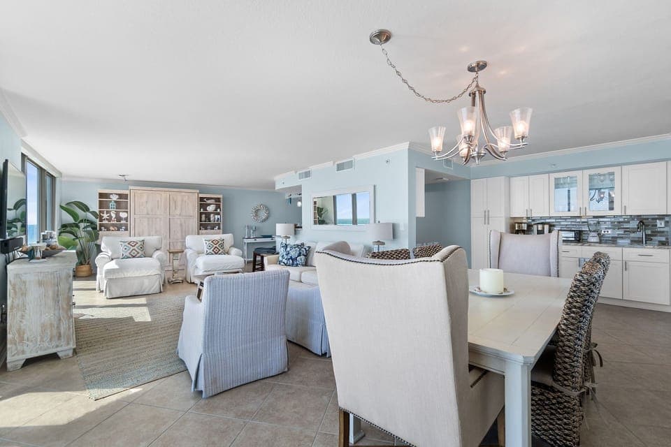 Living Room/Dining Area