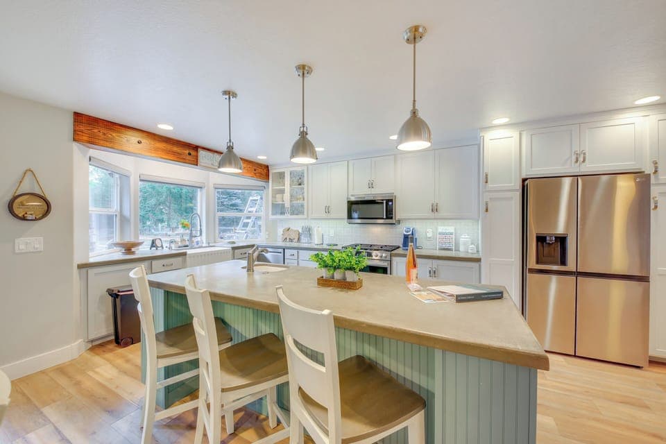 Kitchen | Stainless Steel Appliances w/ Dishwasher | Free WiFi