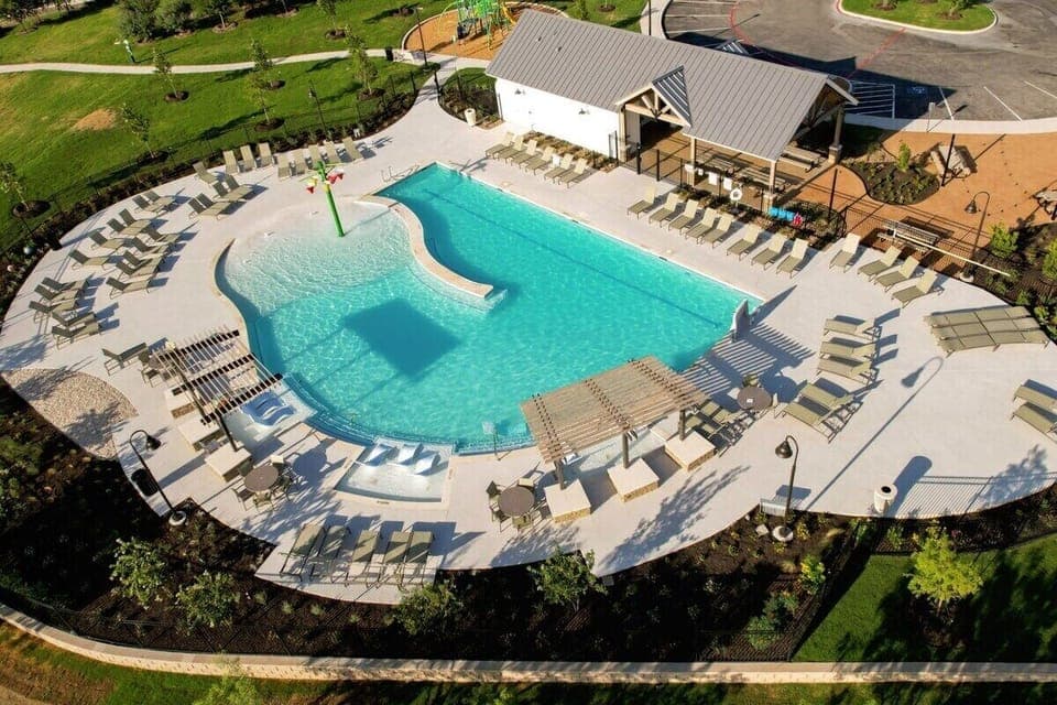 Amenities: Lovely outdoor pool.