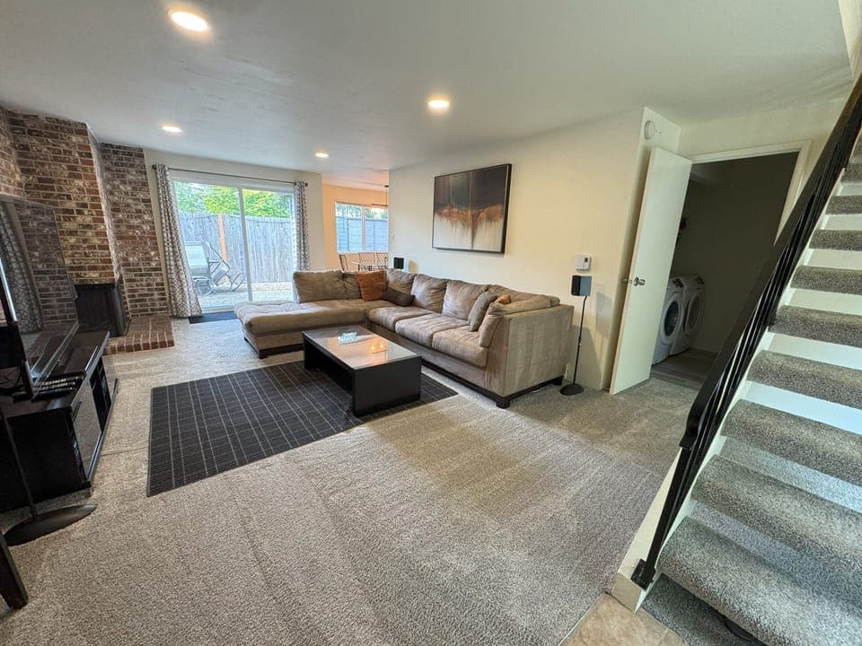 Living room (wide angle)