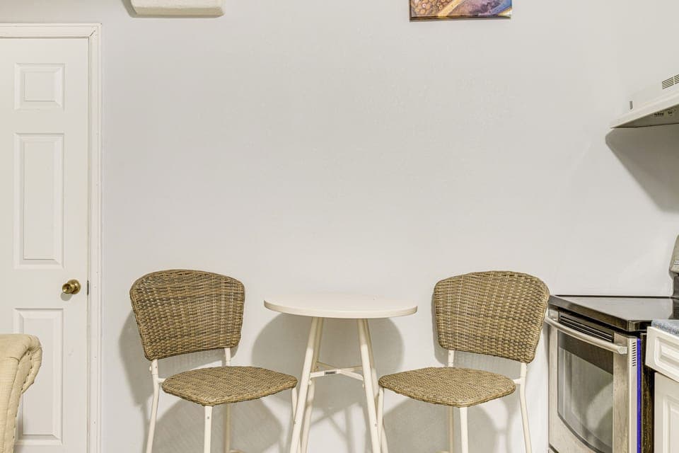 Dining Area | Dishes & Flatware Provided