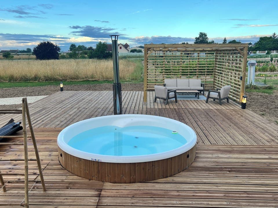 Bain nordique utilisable été comme hiver.
Buches et allume-feux fournis