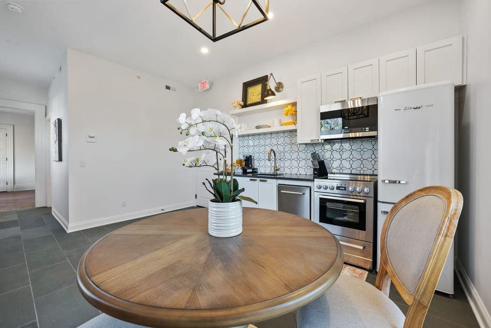 Kitchen & Dining
