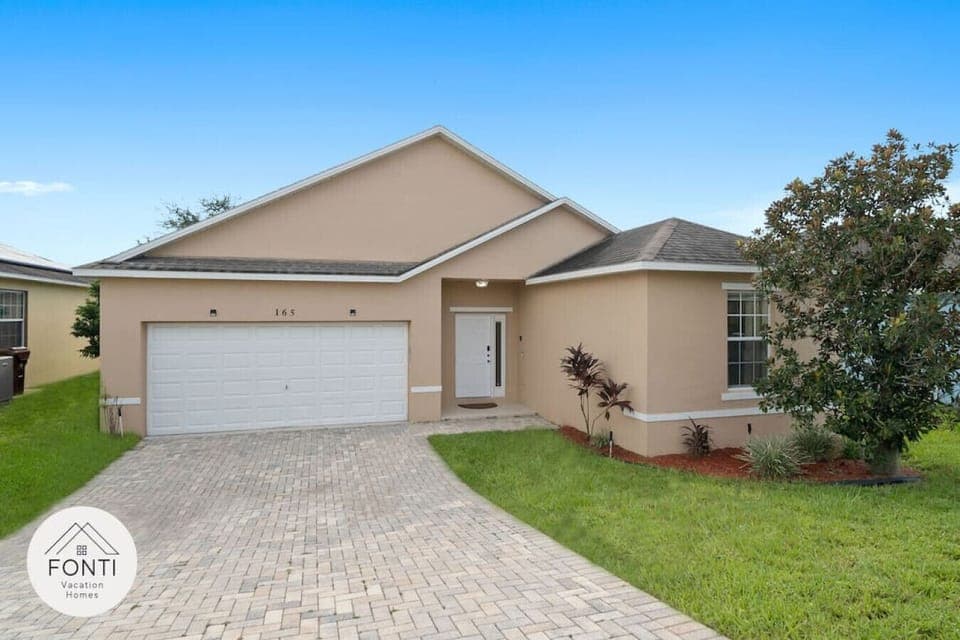 House Front View#Disney #Parks #kingdom #springs #poolhouse #Vacation #Rental #waterpark #davenport #Kissimmee #Orlando #universal #citywalk #legoland #shortstay #longstay