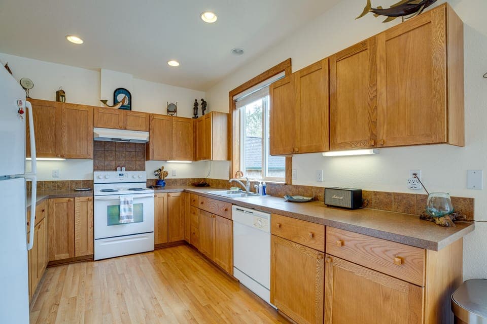 Kitchen | Coffee Maker | Toaster | Trash Bags & Paper Towels